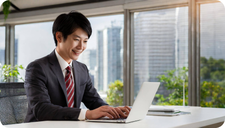 会社員がパソコンに向かっています